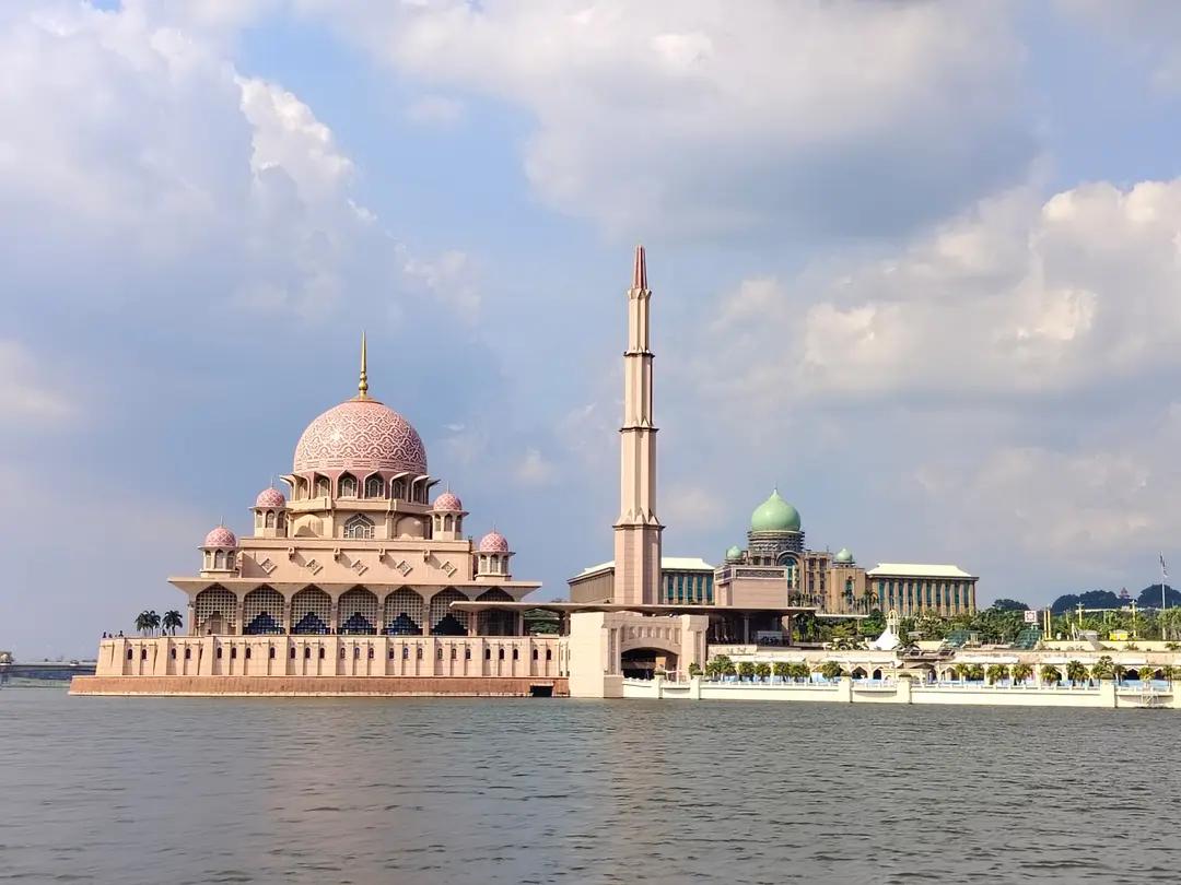 3D2N Kuala Lumpur and Sky Mirror and Eagle Feeding Tour